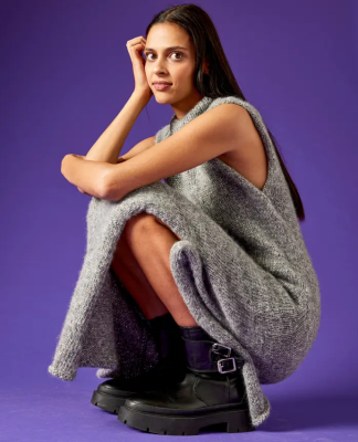 Dlhé pletené šaty s rozparkom upletené z jemne lesklej priadze Pingo SALSA, farba ARGENT.