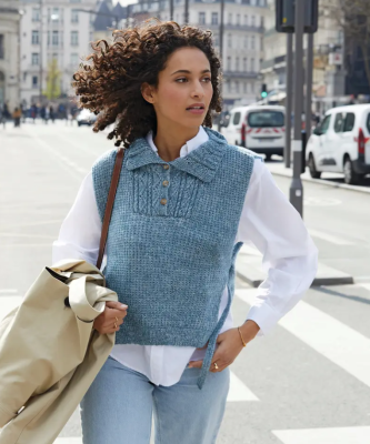 Dámska vesta / náprsenka s trucker límcom. Model je upletený z lesklej priadze Phil IRISÉ, farba Jeans.