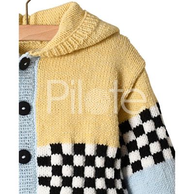 Chlapčenská bunda s kapuňou a šachovnicovým vzorom pre malých šampiónov. Bunda je upletená z vlny Pingo FIRST.