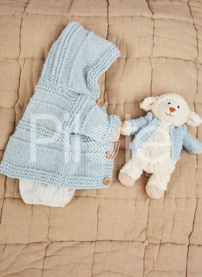 Krásny pletený kabátik pre najmenších s kapucňou a drevenými gombíkmi z vlny ALASKA 100
