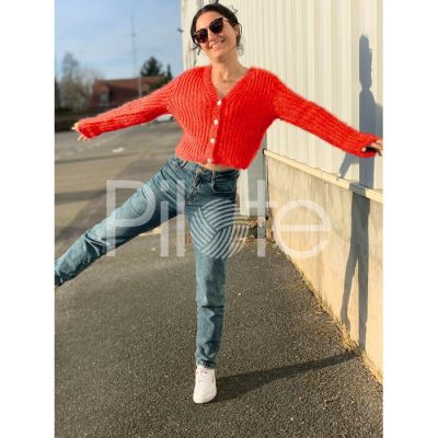 Krátky dámsky sveter s rebrovým vzorom z priadze Pingo Calin farba Rouge Orange