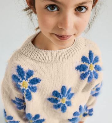 Dievčenský pulóver s vypletanými kvetmi. Originálny model  francúzskeho výrobcu priadzí PHILDAR.