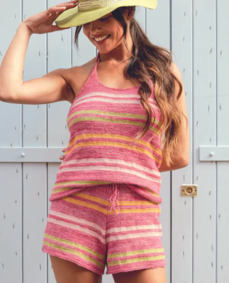 Tielko s tenkými ramienkami a šortky z časopisu Phildar 222. Modely sú upletené z jemnej bavlny Phil Nature farba Grenadine. Na pásiky je použitá pridza phil ECOCOTON farby: Pistache, Tournesol a Peau.