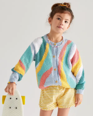 Dievčenský sveter so žakárovým vzorom z časopisu Phildar 225. Použité sú farby: Ciel, Blanc, Menthol, Blush, Tournesol a Vert tropical.