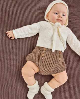 Pletené papučky s ozdobným zapínaním. Model  zo špeciálnej detskej priadze Phil SUPER BABY, farba Craie - maslová.