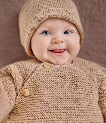 Detská čiapočka upletená z jemnej detskej priadze Phil SUPER BABY, farba Biche - béžová.