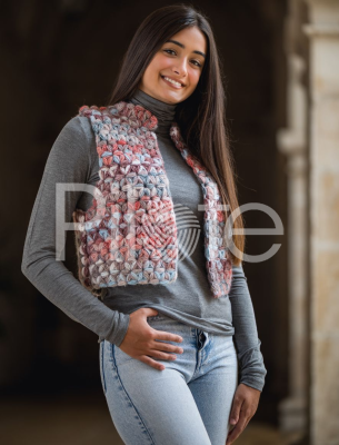 Háčkovaná vesta z vlny Orion farba Azul Rosa Peónia.