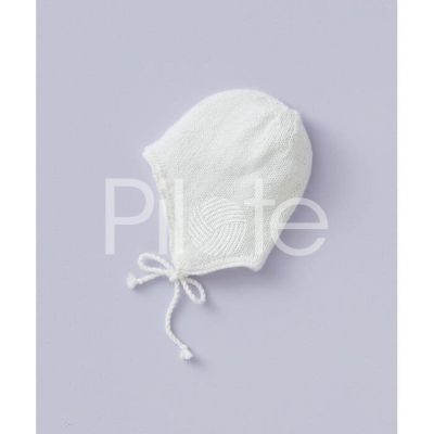 Detská čiapočka pripomínajúca čepček z jemnej detskej priadze Phil Caresse, farba Ecru.