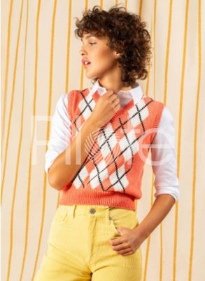 Veľmi trendy je táto vesta upletená z bio bavlny 100% COTON BIO. Rozžiari vaše outfity charakteristickým kosoštvorcovým vzorom a pestrými farbami. Vesta sa ľahko nosí cez košeľu alebo s odhalenými pažami, podľa vašich preferencií. Výstrih do V a dĺžka tesne pod pás vytvoria dynamickú siluetu.