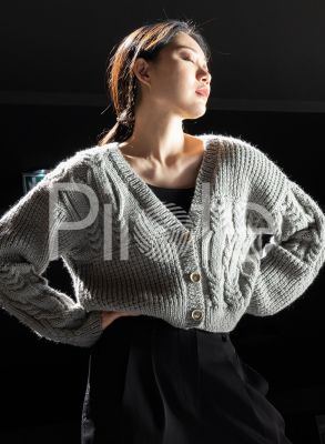 Pletený pačvork - dámsky sveter s v-výstrihom a zapínaním na gombíky z dielne francúzskeho výrobcu vĺn a priadzí Bergere de France.