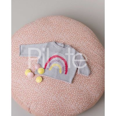 Pulóvrik s dúhou. Ako základ je použitá farba Givre. Farby dúhy necháme na vás. Návod na pletenie a oveľa viac detského oblečenia nájdete v časopise Simple and Chic z edície Marie Claire.