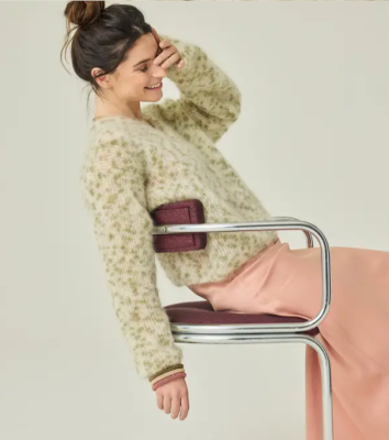 Dámsky sveter s v-výstrihom so samovzorovacej priadze Phil LEO.