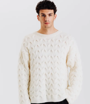 Priadza Pingo MODOUX a dekoratívny plastický vzor. Pánsky pulóver s okrúhlym výstrihom.