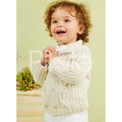 Pohodlná bundička s dvojradovým zapínaním a osmičkami farby Ecru. Model a návod na pletenie nájdete v časopise Bergere de France 42.
