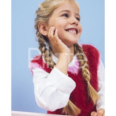 Pletená vesta s farebným lemom