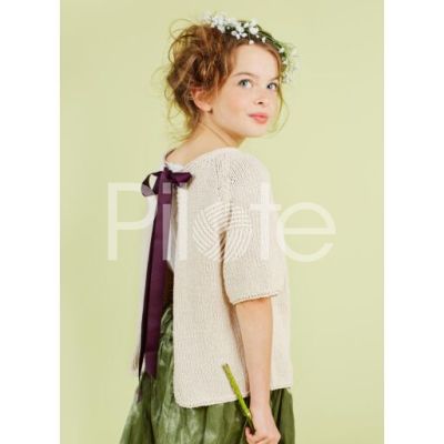 Dievčenský model so zaväzovaním na saténovú stuhu je upletený z priadze Pur Coton farba Gres.