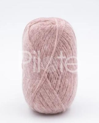 Ultra ľahká a ženská priadza a decentným leskom. Je vhodná pre vzdušné a jemné úplety. Farba Guimauve-ružová