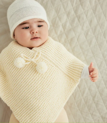 Pletené pončo pre bábätko z jemnej priadze Phil PARTNER 6, farba Ecru - maslová. Model z časopisu Phildar 254.