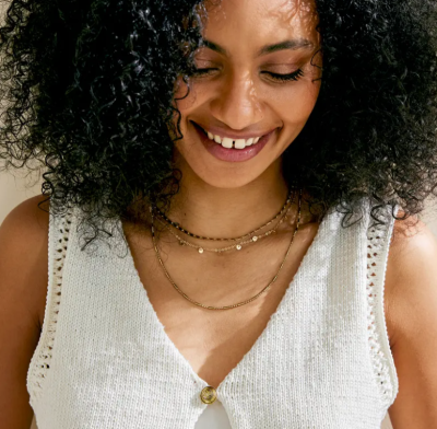 Voľná vesta s ažúrovým lemovaním zo 100?vlny Phil COTON 3, farba Craie.