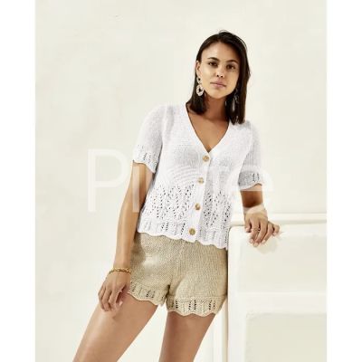 Krátky kardigan s čipkovým vzorom. Model je upletený z prírodnej priadze PHIL RUSTIQUE, farba CRAIE.