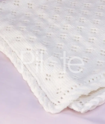 Mäkká deka s ažúrovým vzorom upletená z detskej vlny Phil SUPER BABY.