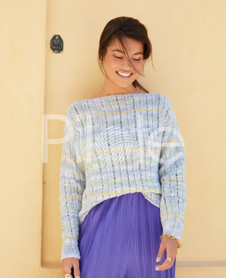 Svieži letný pulóver s rebríčkovým vzorom. Model z časopisu Phildar 222 vo farbe Nuage je doplnený jemnými pásikmi z priadze PHIL CABOTINE, farby: Zeste, Pistache a Jean Bleached.