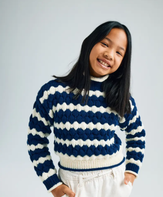 Dievčenský rolák s plastickým vzorom v námorníckych farbách upletený z priadze Phil PARTNER 3,5.