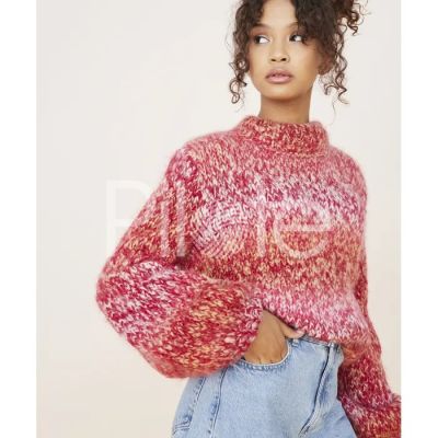 Kratší dámsky pletený pulóver z priadze Pingo Fluffy. Model je pletený dvojmo a použité sú farby Sable a Framboise.