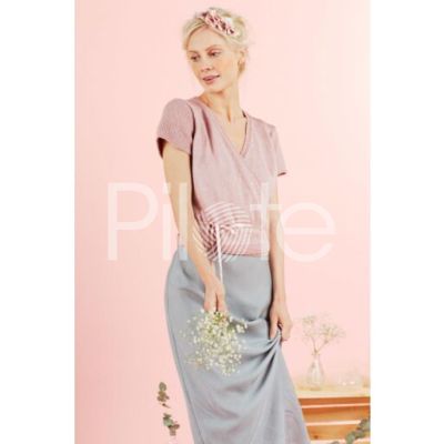 Elegantný dámsky  sveter so zaväzovaním na saténovú stužku farby Dragee si môžete obliecť  na  akúkoľvek príležitosť. Návod na pletenie nájdete v časopise Bergere de France 42.