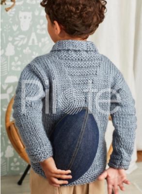 Športový detský sveter s plastickým vzorom na rukávoch a zadnom dieli. Vlnu aj návod na pletenie kúpite v našom e-shope.