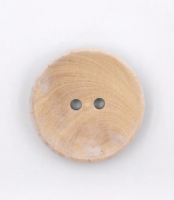 Okrúhly drevený gombík s 2 dierkami.