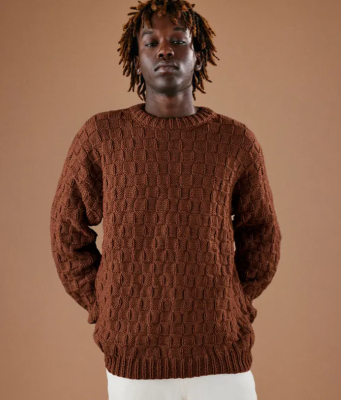 Pánsky pulóver so šachovnicovým vzorom.